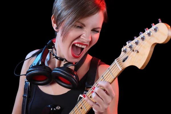 Rockstar mit ihrer E-Gitarre. sexy Mädchen — Stockfoto