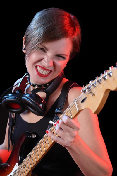 Estrella de rock sosteniendo su guitarra eléctrica. chica sexy — Foto de Stock