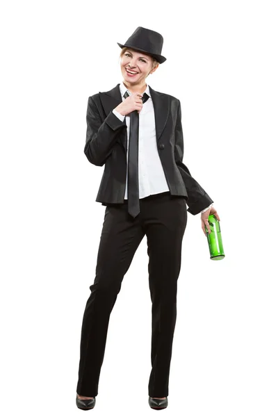 Felice donna elegante in giacca e cravatta, con in mano una bottiglia di alcol. Isolato su sfondo bianco — Foto Stock