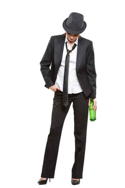 Empresaria con sombrero y corbata, sosteniendo una botella de alcohol. Aislado sobre fondo blanco — Foto de Stock