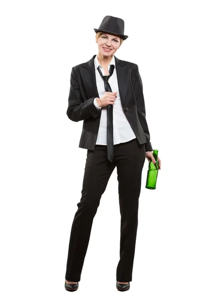 Счастливая элегантная женщина в деловом костюме, держит бутылку алкоголя. Изолированный на белом фоне — стоковое фото