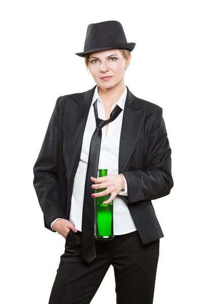 Деловая женщина в шляпе и галстуке, держит бутылку алкоголя. Изолированный на белом фоне — стоковое фото