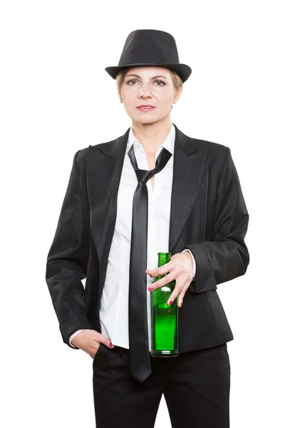 Empresaria con sombrero y corbata, sosteniendo una botella de alcohol. Aislado sobre fondo blanco —  Fotos de Stock