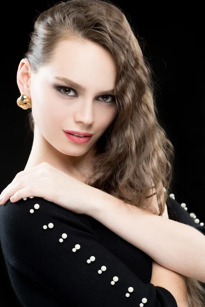 Retrato de hermosa mujer morena en vestido negro . —  Fotos de Stock