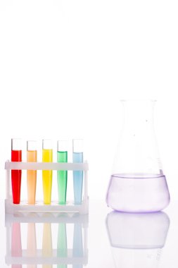Çok renkli sıvı kimyasal tüpler.
