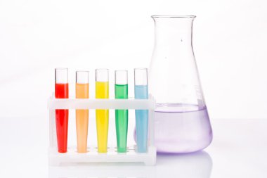 Çok renkli sıvı kimyasal tüpler.