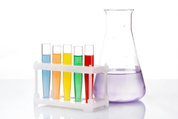 여러 가지 빛깔된의 액체 화학 튜브. — 스톡 사진