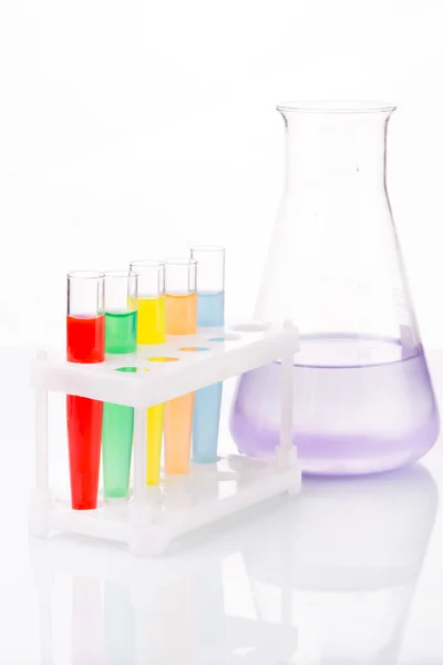 Bunte flüssige Chemieröhrchen. — Stockfoto