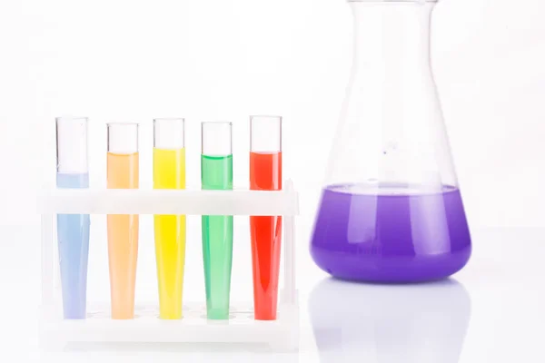 Tubos químicos líquidos multicolores . — Foto de Stock