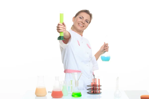 Çok güzel kadın kimyacı ve şişeler, üzerinde beyaz izole kimyasallar — Stok fotoğraf