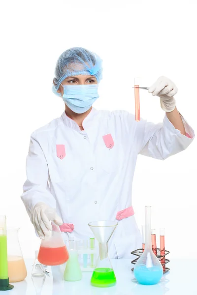 Mycket vacker kvinna kemist och kemikalier i kolvar, isolerad på vit — Stockfoto