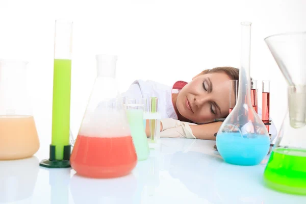 Mujer química y productos químicos en frascos, aislado en blanco — Foto de Stock