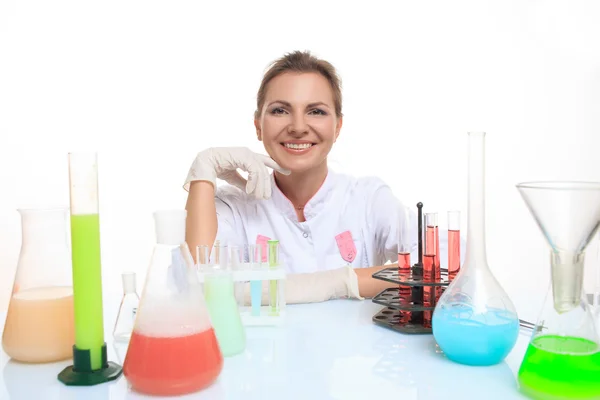 Mujer química y productos químicos en frascos, aislado en blanco — Foto de Stock