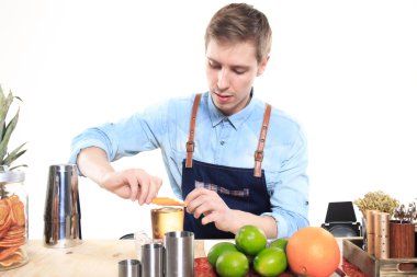 Barmen bir shaker ve şişe üzerinde beyaz arka plan ile. barın arkasında