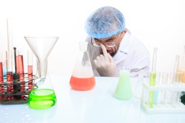 Reaksiyon yapıyor laboratuarında deli kimyager