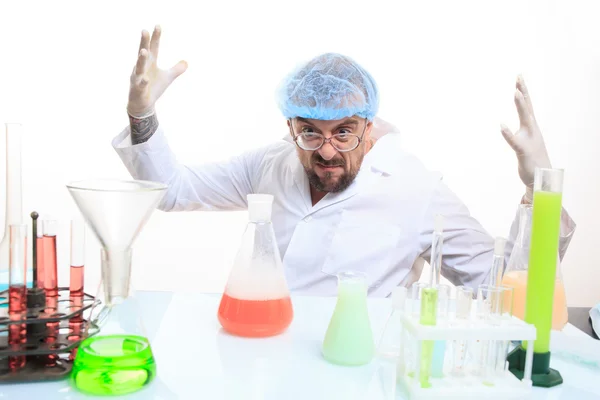 Сумасшедший химик в лаборатории делает реакцию — стоковое фото