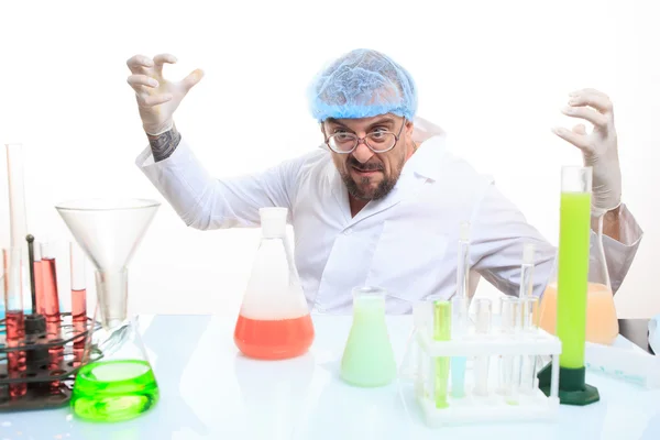 Gekke scheikundige in het lab doen reactie — Stockfoto