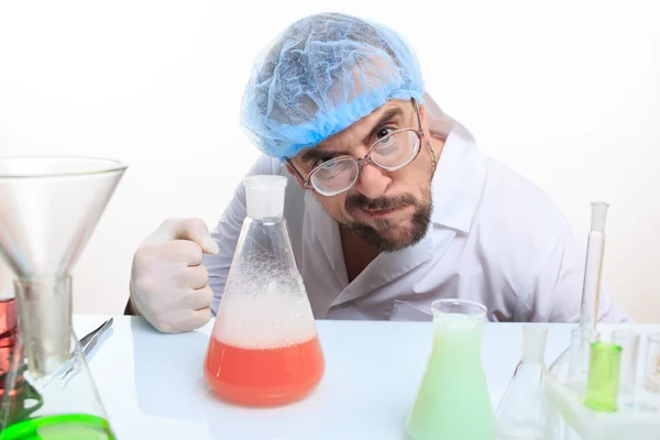 Galen kemist i labbet gör reaktion — Stockfoto