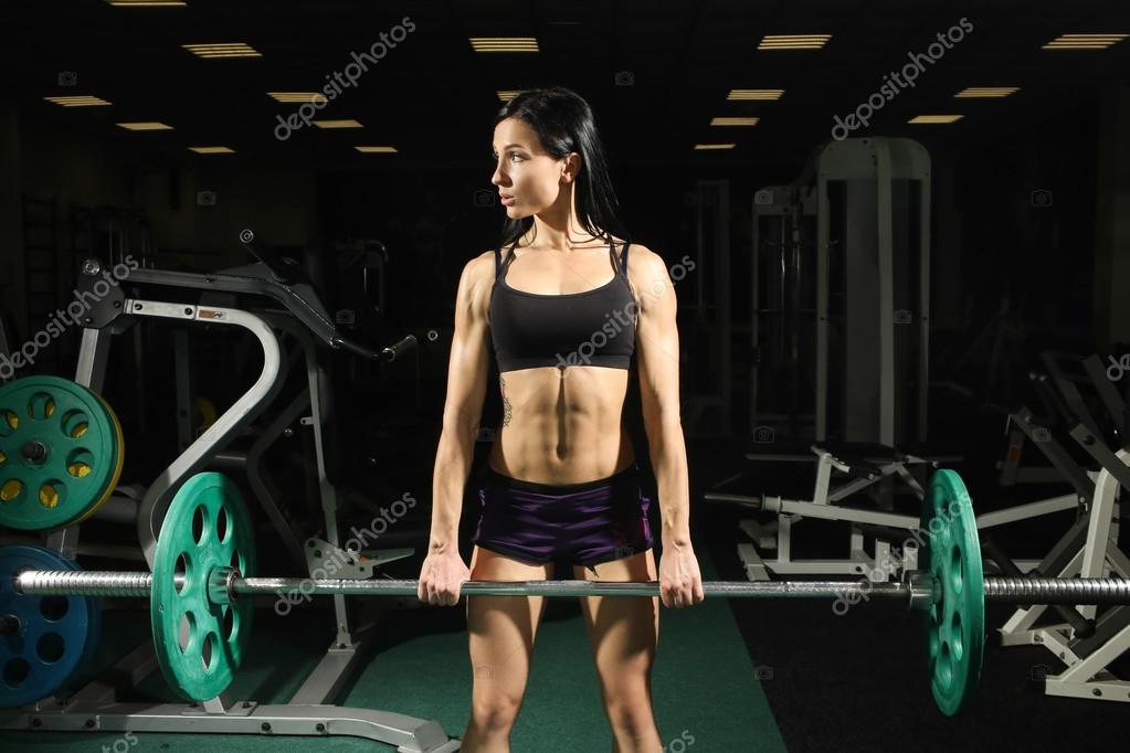 Sexy mit Brünette im Fitnessstudio Sexy mit Brünette im Fitnessstudio
