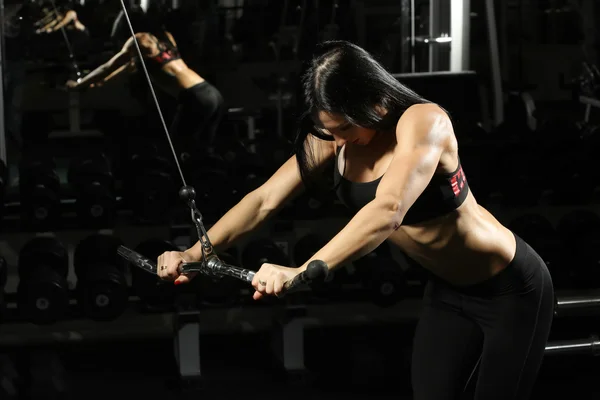 布鲁内特健身在健身房的女孩完美的身体。肱三头肌锻炼 — 图库照片