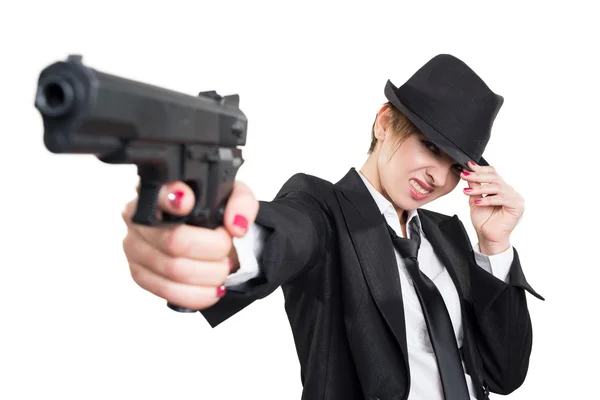 Hermosa chica gangster sosteniendo un arma. Traje clásico y sombrero. aislado en blanco — Foto de Stock
