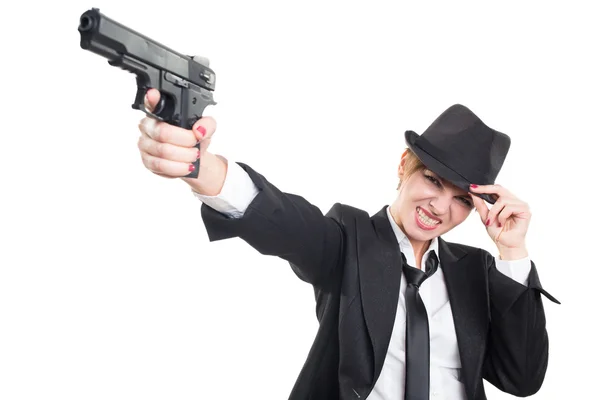 Güzel kız gangster elinde bir silah. Klasik takım elbise ve şapka. beyaz izole — Stok fotoğraf