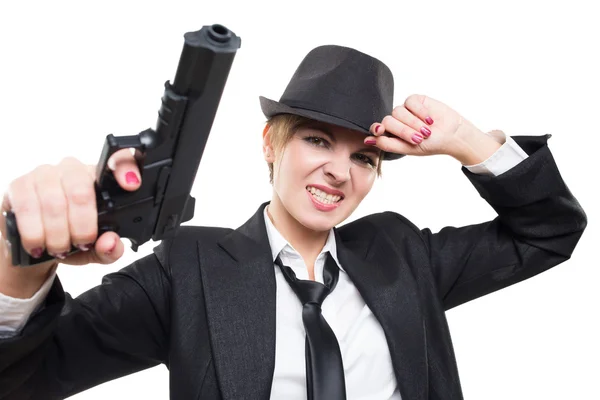 Bella ragazza gangster con una pistola in mano. Completo classico e cappello. isolato su bianco — Foto Stock