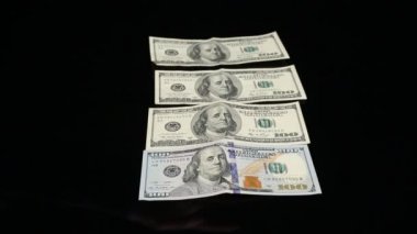 kimliği belirsiz dolar siyah tablosundan alır.