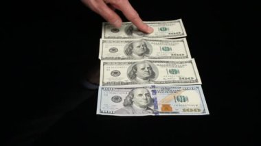 kimliği belirsiz dolar siyah tablosundan alır.