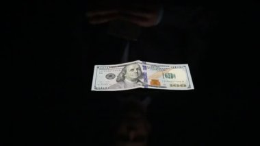 kimliği belirsiz dolar siyah tablosundan alır.