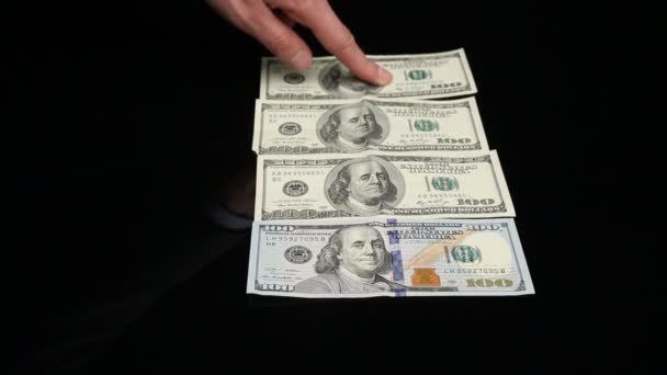 Un uomo non identificato prende dollari dal tavolo nero . — Video Stock