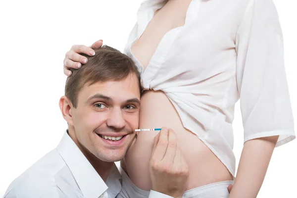 Fiatal pár, megállapítására, hogy egy terhességi teszt eredményei — Stock Fotó