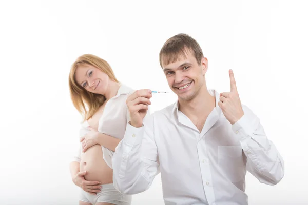 Νεαρό ζευγάρι Ανακαλύπτοντας τα αποτελέσματα του τεστ εγκυμοσύνης — Φωτογραφία Αρχείου