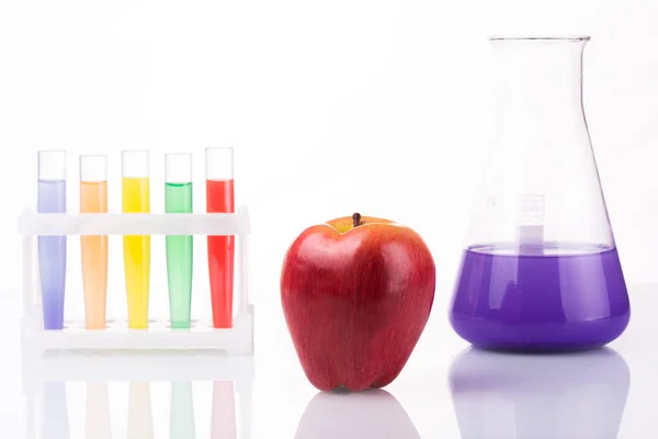 Tubos de ensayo químicos cerrados de fruta. Ingeniería genética. pesticidas en los alimentos —  Fotos de Stock