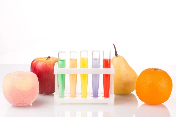 Φρούτα κλείσετε χημική δοκιμαστικούς σωλήνες. Γενετική μηχανική. φυτοφαρμάκων στα τρόφιμα — Φωτογραφία Αρχείου