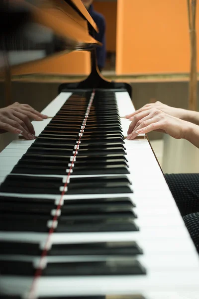 Womens hands on the keyboard of piano. girl plays music — Stock Photo, Image