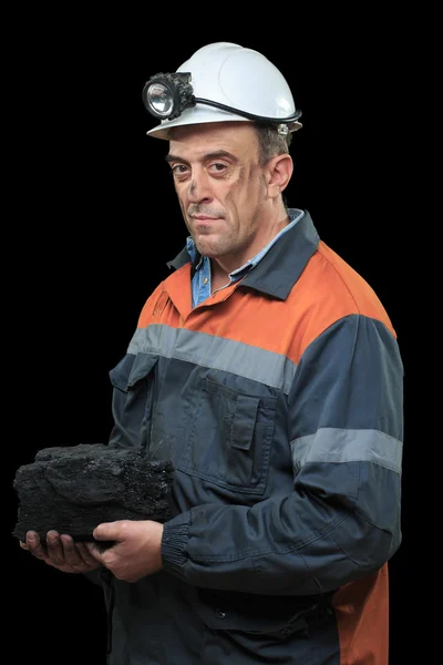 Minatore di carbone tiene fuori un grande pezzo di carbone ricco di energia — Foto Stock