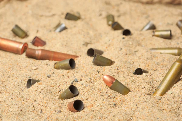 Custodie per cartucce sulla sabbia . — Foto Stock