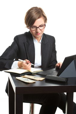 Kız bütçe planlıyor. Dolar dedi. O masada para sayıyor