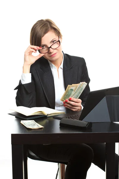 Chica planea presupuesto. Dollar dijo. Está contando dinero en la mesa. — Foto de Stock