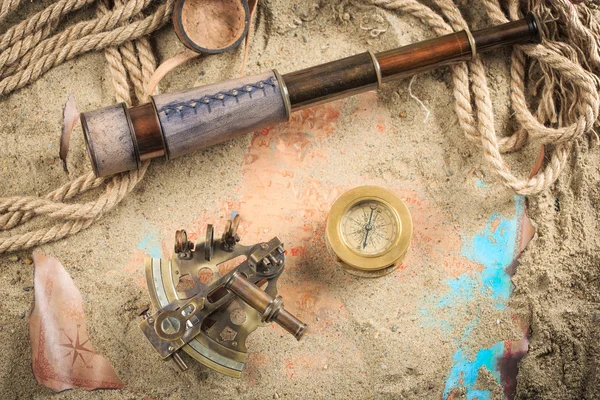 Conjunto de instrumentos náuticos, deitado na areia e mapa antigo. aventura conceito — Fotografia de Stock