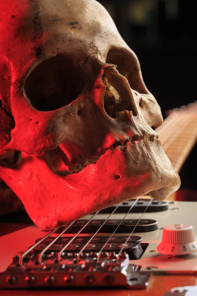 静物的头骨与电吉他 — 图库照片