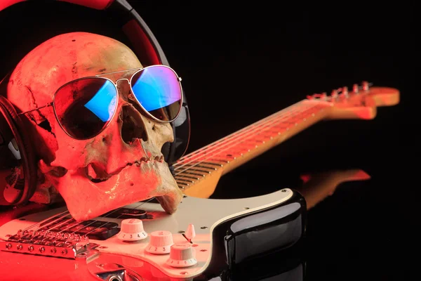 Natureza morta com crânio e guitarra elétrica — Fotografia de Stock