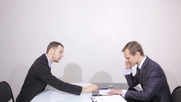 Businessman talking on the phone. colleague tells lyrics. Negotiation — Stock Video