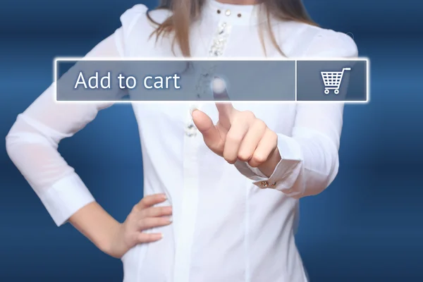 Affärskvinna att trycka på Lägg i varukorg knappen på virtuella skärmar. — Stockfoto