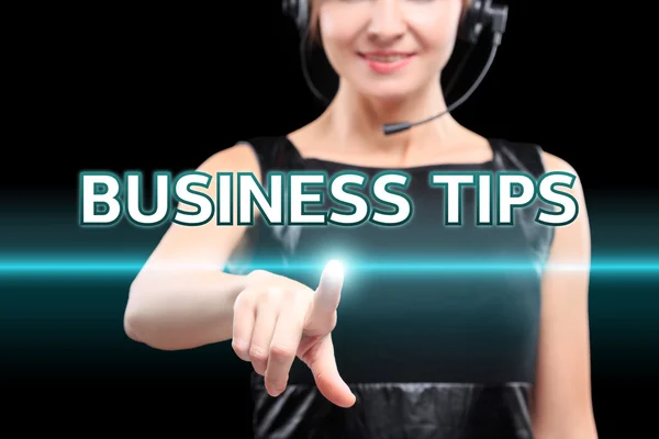 Donna d'affari, Concentrati sulla mano premendo Business Tips pulsante. schermi virtuali, tecnologia, concetto di internet . — Foto Stock