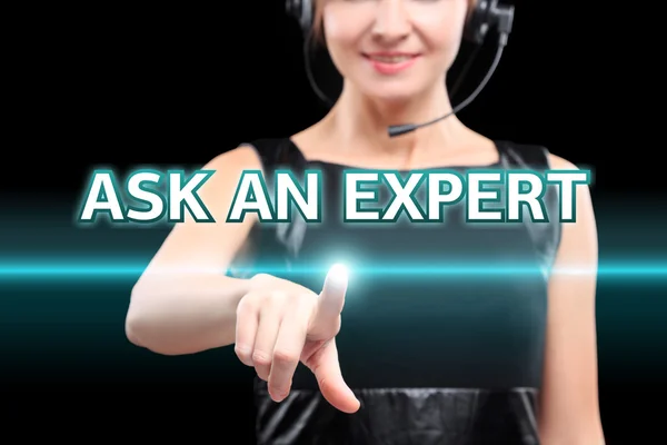 Üzletasszony, összpontosítani kérdez egy szakértői gomb megnyomásával a kezét. virtuális képernyők, a technológia, az internet fogalma. — Stock Fotó