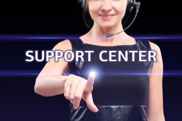 Business, tecnologia e concetto di rete: l'uomo d'affari preme il pulsante del centro di supporto sugli schermi virtuali. donne — Foto Stock