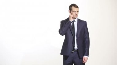 beden dili. iş adamı izole üzerinde beyaz arka plan uygun. Sırt yumruğunu işaret parmağı ile yanak tapınağın aittir