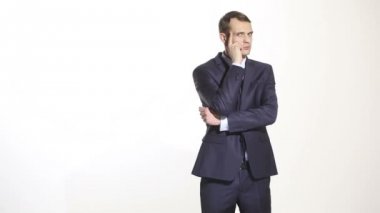 beden dili. iş adamı izole üzerinde beyaz arka plan uygun. Sırt yumruğunu işaret parmağı ile yanak tapınağın aittir